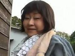 ＜熟女ナンパ＞田舎暮らしの、ぽっちゃりしたおばさんと青姦ファック、中出ししちゃいます