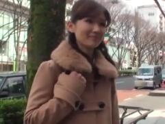 ＞コミュニティーサイトで知り合った専業主婦で26歳の奥様、まだまだ新婚さん。今宵は初対面チンポで激イキ発情ファック