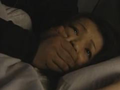 ＞深夜、寝込みを襲われ犯される悲惨な女。「騒ぐとぶっ殺す」刃物で脅されマラをねじ込まれての強制、中出しファック