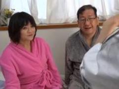中高年夫婦が受けるSEX講座。見られながら始める赤ちゃんプレイでのまぐわい、中出しセックス