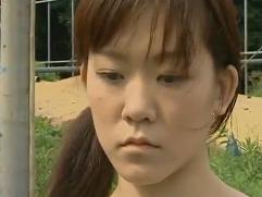 ＞自らパンティーを脱ぎ男達から覚悟を決めて犯される女「ゴムはめて？」「そんなもんあるか」生ハメ強制、青姦セックス