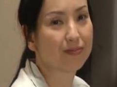 【ヘンリー塚本】マッサージからマンコを貫かれて善がり乱れる熟女義母。そこから始まる淫らな関係、母子相姦