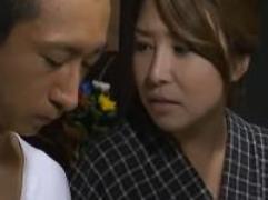 「おまえ、こそこそセンズリこんてんな～母ちゃんのオッパイ触らしたる」未亡人の熟女義母が義息のマラで激逝き、淫乱ファック
