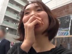 ＞美味しそうにチンポを咥える姿が超エッチなスレンダーの奥さん。ハメられ激イキ射精の後にはお掃除フェラ