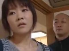 《ヘンリー塚本》告白男に犯されてしまう主婦。拒みつつも体は正直。性交が終わった後にはディープキス