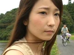 ＞義父にハメられている所を母に見つかり追い出された娘。その後には鬼畜な男達に拉致され犯される、悲惨な強制、輪姦ファック