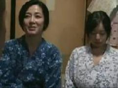 【ヘンリー塚本】同居を始めた熟女とその娘を中年男がハメまくり