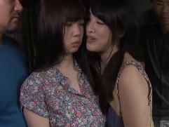 ＞「おいブス女、お前のマンコ舐めてやってもいいぞ」ガラの悪い男女に犯される巨乳女。それでも欲求不満な身体が感じて痙攣イキ