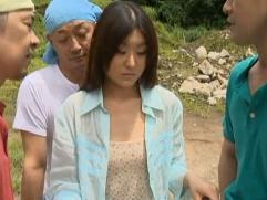 ＞持ち逃げしたお金のおとしまえをつけられる女。山奥へ連れられ裸体を露わに男達に廻されての強制、輪姦セックス