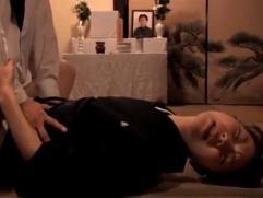 ＞「いいじゃないか」「イヤ、ダメ～」拒みながらもハメられ亡き旦那の遺影の前で善がり狂い激イキする未亡人「イク、イク～」