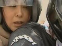 固定したティルドに跨る女ライダー。後ろではローターでの刺激に快感。レズの痴女に美熟女がバイクでタンデム