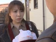 ＞赤ちゃんを抱えた元妻に復縁を迫り断られると刃物で脅し犯す元亭主。無理やりマラをねじ込んでの強制、中出しファック