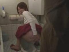 ＞トイレの扉を開けられ強姦されてしまう人妻。力尽くでの強制レイプで絶頂、痙攣イキ