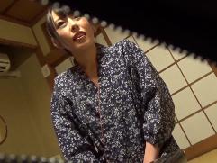 ＜盗撮＞「何カップなの？」「え、えJカップです」強引過ぎるセクハラ客に戸惑う旅館の仲居さん。エロい展開