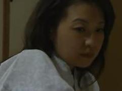 《大沢萌》夫に先立たれた未亡人の義母を狙う婿。妻はお産で入院中。そして、夜這いを決行して淫らな関係へ、激逝きファック