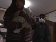 赤ちゃんを抱えた主婦を襲い犯す男。鬼畜なまでの行為、ハメまくりの強制ファック