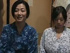 ＞中年男の世話になる為、母親と巨乳の娘が御奉仕しての親子丼。同じマラで乱れ狂う淫乱生活