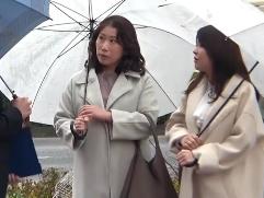 ＜母娘ナンパ＞お声掛けされた47歳の母親と21歳の娘さん。下着チェックから同じ男のチンポをフェラって激イキ発情ファック