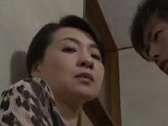 ＜大沢萌＞「おばさん色っぽいね今日は、襲いたくなるよ」義母が義息に不倫を知られ弱味を握られる。口止め代わりの強制セックス