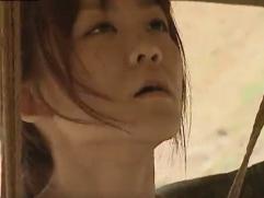 ＞M字開脚のまま全裸で拘束され性奴隷化した女。野外で犯され理性崩壊、激イキ輪姦レイプ