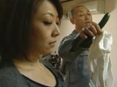 ブリーフときゅうりが自慰行為の道具。それが義息にバレた義母。犯され始まる、マラをねじ込まれる禁断の強制ファック