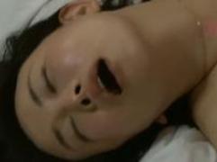 〖浅井舞香〗息子の友人と不倫関係の熟女妻。夫の精子は飲めなくても彼のはごっくんと飲める。この元気なチンポにもう夢中