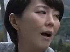 ＜円城ひとみ＞亭主はわいせつ行為で逮捕され刑務所。妻は知人に青姦を誘われ昼間からのまぐわい。淫乱、激イキ浮気セックス