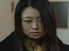 お金を持ち逃げして捕まり拘束された美乳の女。後は男達のマラで犯されるのみ。全裸にされての輪姦レイプ