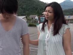＞息子と母親が恋人同士のように激しく抱き合うただれた関係。善がり狂っての激イキ禁断ファック