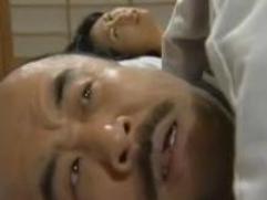 竿師のマラで善がり狂い激イキする娘。それを頭の後ろで感じて襖から覗いて興奮する父親