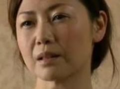 ＜沢村麻耶＞力尽くでやられたいと願望が募るエロ妻がノーパンマンコを見せ付けホームレスを誘惑。それが実現、中出しファック