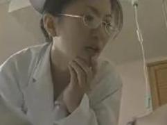 欲求不満の熟女ナースが入院患者と淫らな関係に。ベッドの上でのまぐわい、激イキ痴女ファック