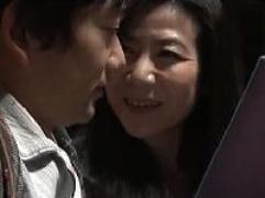 妻が出産で入院中の婿を義母が色気で誘惑。そして始まるまぐわい、情熱的に抱き合う激イキ、母子相姦