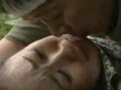 【ヘンリー塚本】バス停で見つけた女を襲って脅して膣内へ射精する男。容赦なく肉棒をねじ込んでの鬼畜な青姦セックス