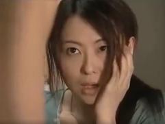 ＞クリーニング屋の男にビンタされチンポをねじ込まれ喘ぐドMの変態女。善がり狂って首を絞められのて激イキ淫乱ファック