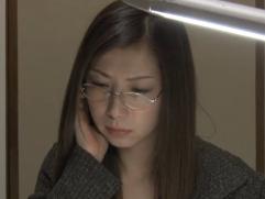 ＞自殺すると電話をして相談したいと自宅へ訪れる。そして飲み物に薬物を混入され犯される。同じ方法で犯される女教師の悲劇