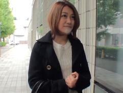 ＞旦那は浮気しているという、とても綺麗な奥さんが1年ぶりのAV出演。今宵は昼間から温泉宿での浮気ファック