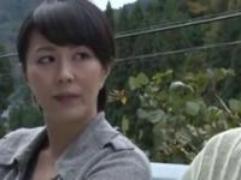 〖円城ひとみ〗亭主はワイセツ行為を働き刑務所。妻は知人の男に青姦を誘われ、昼間から善がり狂う激イキ不倫セックス