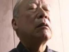 【ヘンリー塚本】「何から何までとんでもないエロ爺さんね」大金が入った預金通帳を手渡し嫁を寝取る義父