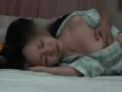 ＞寝ているノーブラ妻へエッチな事を始める夫。気持ち良くなり深夜に始まる夫婦の営み