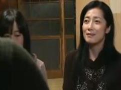 《塚田詩織：七海ひさ代》結婚を前提に障害を患った母娘と同居する事になった男。熟女と娘のマンコをハメまくり