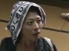 《ヘンリー塚本》息子が露出した勃起チンポに熟母が欲情。昼間からの近親相姦、発情、激逝きファック
