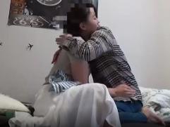 ＜おばさんレンタル＞恥じらいながらもリピーターのお客にキスを許し裸エプロンの要望に応える綺麗な家政婦。激イキ淫乱ファック
