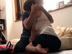 ＜熟女ナンパ＞口説かれ抱きしめられキス堕ちする奥さん。ベッドで服を脱がされ裸体を露わに不倫、激イキ発情ファック