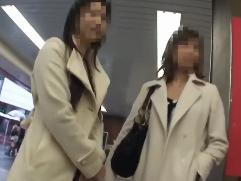 ＜熟女ナンパ＞お声掛けされた奥さん2人組。強引な男達に下着姿から裸体を露わにされ、しかも寝取られ乱交、スワッピング