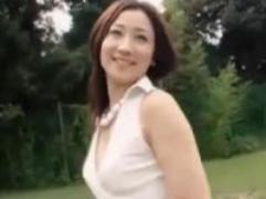 《川上ゆう》突然全裸で現れた男から逃げるセレブ妻。でも捕まり無理やりハメられ逝かされてしまう、野外顔射セックス