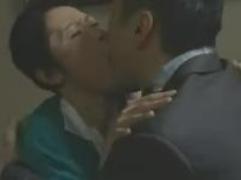 亭主が美少女をエクスタシーに導き、それを覗きながら妻がハメられる。夫婦交換、淫乱セックス