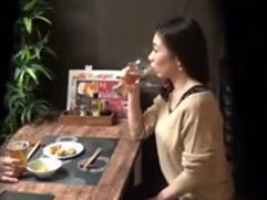 ＜居酒屋ナンパ＞不倫などしそうにない32歳の綺麗な主婦がお持ち帰りされ寝取られます。生ハメでの激イキ不倫ファック