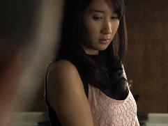 ＞「奥さん、たまってるんでしょ？」オナニーを見られ泥酔した中高年の従業員に犯される社長婦人。力尽くでの強制ファック