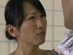 ＜北原夏美＞巨乳の母親は男と激イキ淫乱ファック。ノーパンのワンピ娘は中年男の郵便局員を誘惑してまぐわい。好き者の母娘